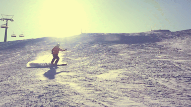 Vidéo levé de soleil montagne Andorre. Skieur sur une piste de ski. EvaBarbara.