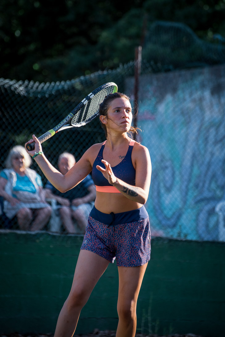 Photo d'une tennis woman en plein jeu. Photo d'Eva Barbara