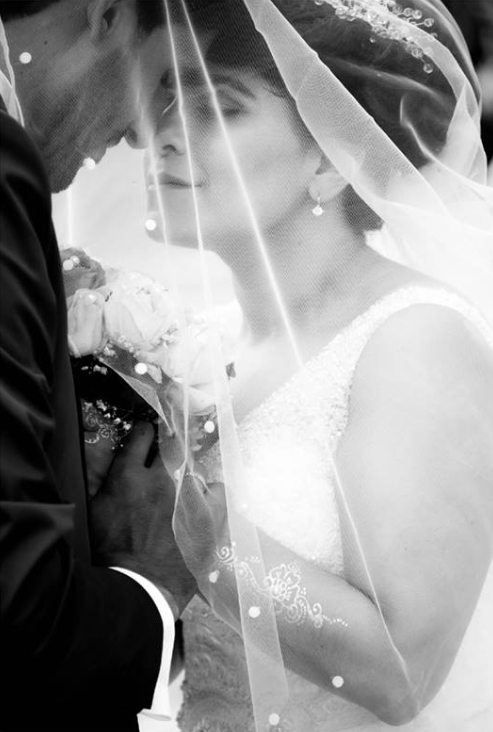 Photo de mariage, deux amoureux face à face noir et blanc. Photo d'Eva Barbara